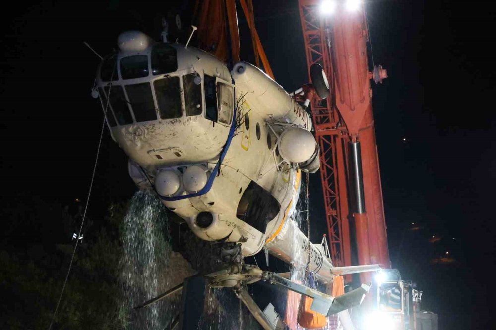 Gökdere Barajı'na düşen yangın söndürme helikopterinin enkazı çıkarıldı