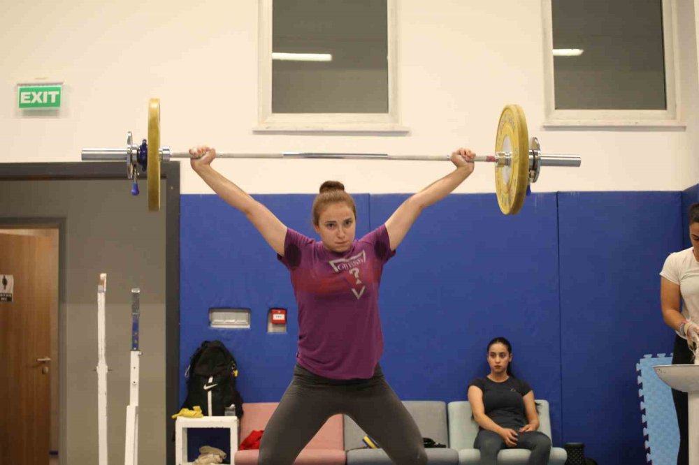 Konya'da Gençler ve 23 Yaş Altı Kadın Halter Milli Takımı Olimpiyatlara Hazırlanıyor