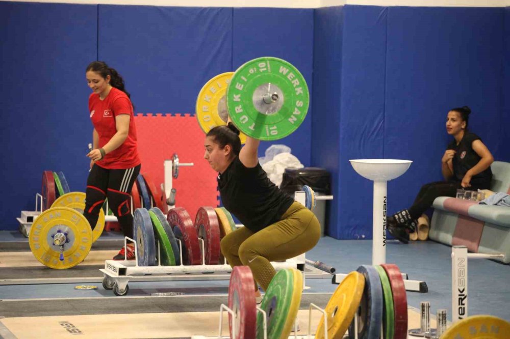Konya'da Gençler ve 23 Yaş Altı Kadın Halter Milli Takımı Olimpiyatlara Hazırlanıyor