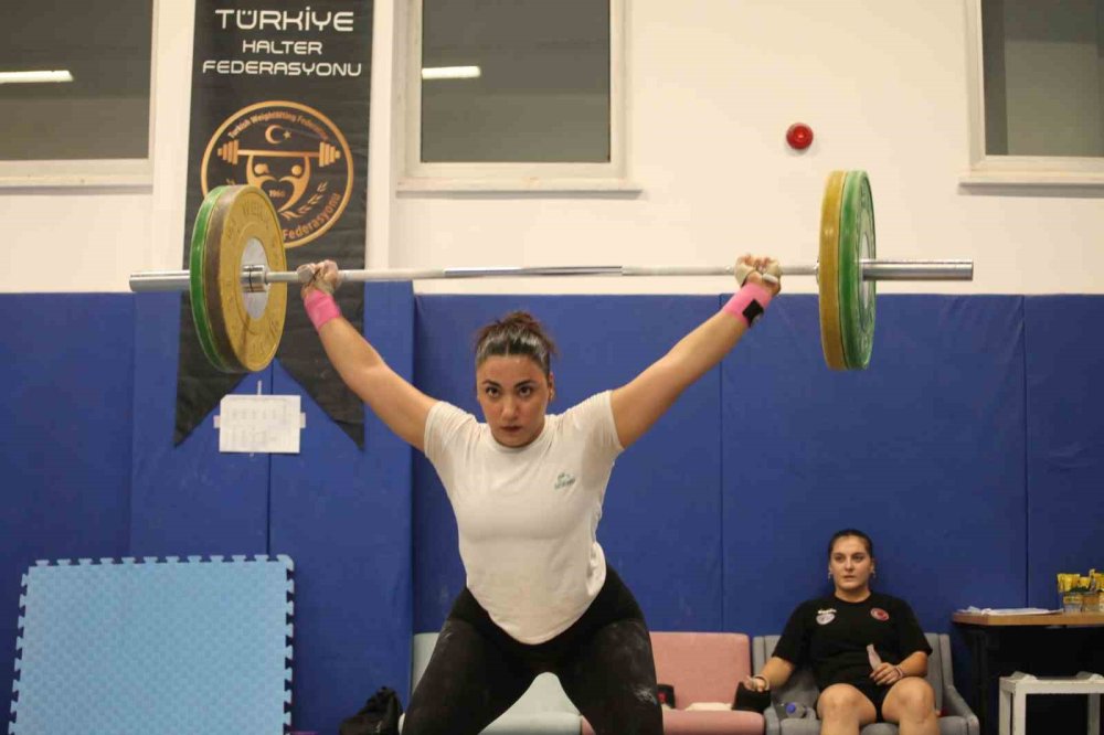 Konya'da Gençler ve 23 Yaş Altı Kadın Halter Milli Takımı Olimpiyatlara Hazırlanıyor