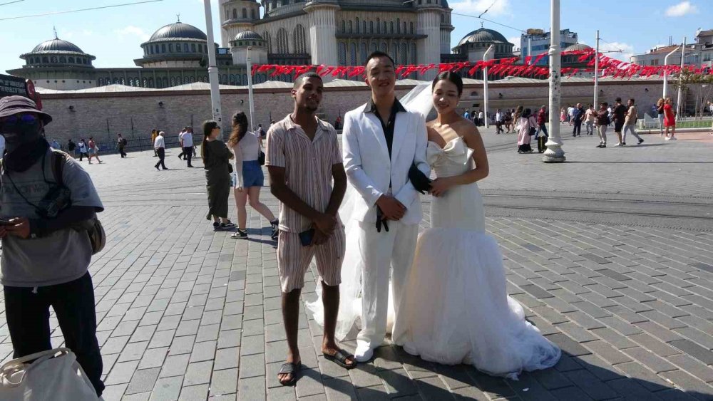 Taksim Meydanı’nda Çinli Çiftin Düğün Fotoğrafı Çekimi İlgi Odağı Oldu