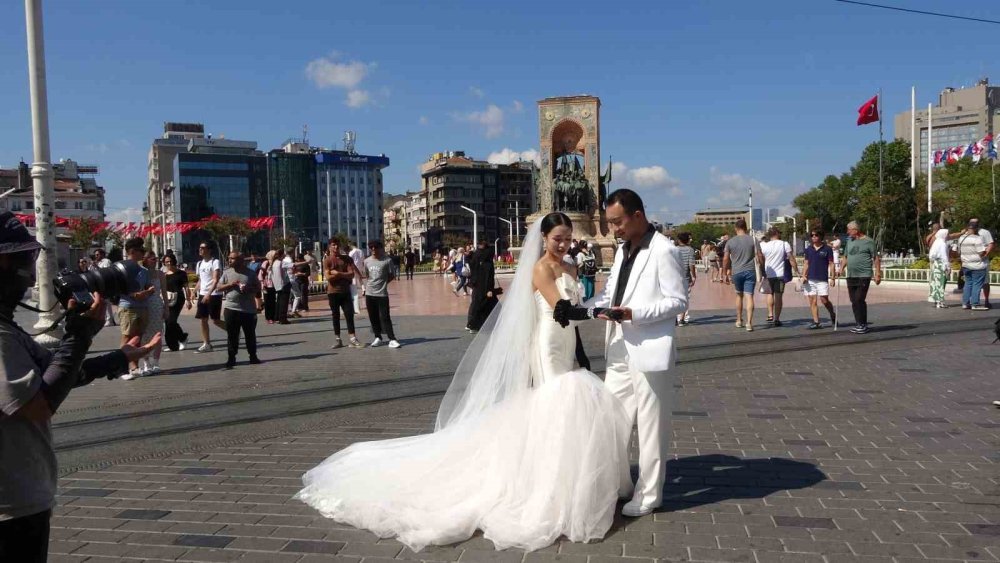 Taksim Meydanı’nda Çinli Çiftin Düğün Fotoğrafı Çekimi İlgi Odağı Oldu