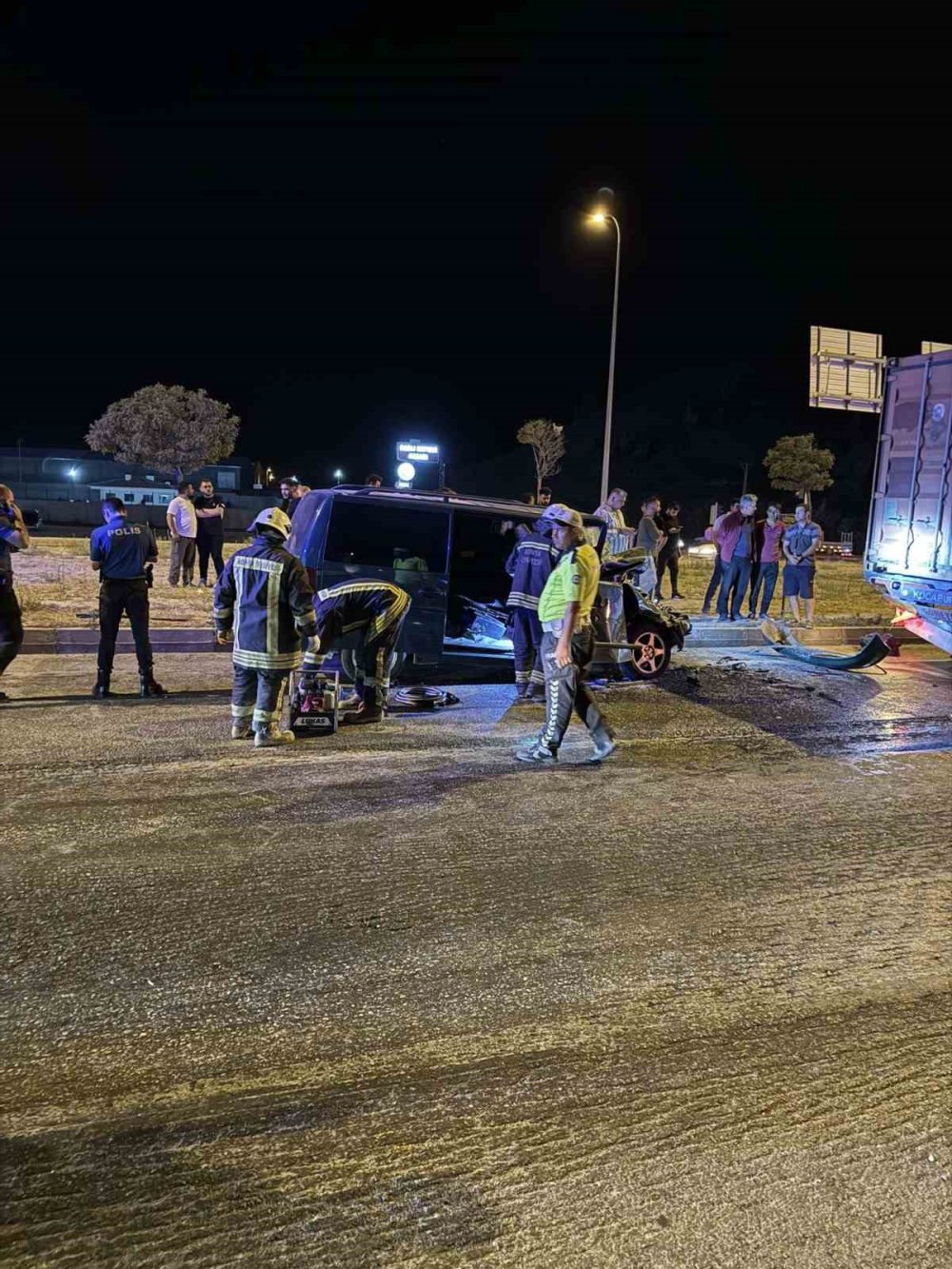 Konya'da Minibüs Kırmızı Işık İçin Yavaşlayan Tıra Çarptı: 2 Yaralı