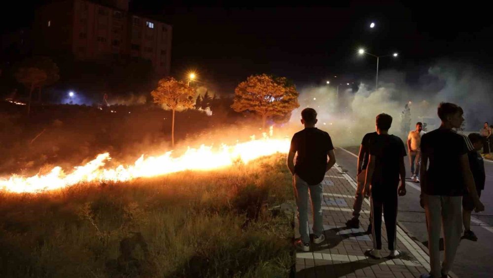 Aksaray’da geceyi aydınlatan alevler TOKİ konutlarında paniğe yol açtı