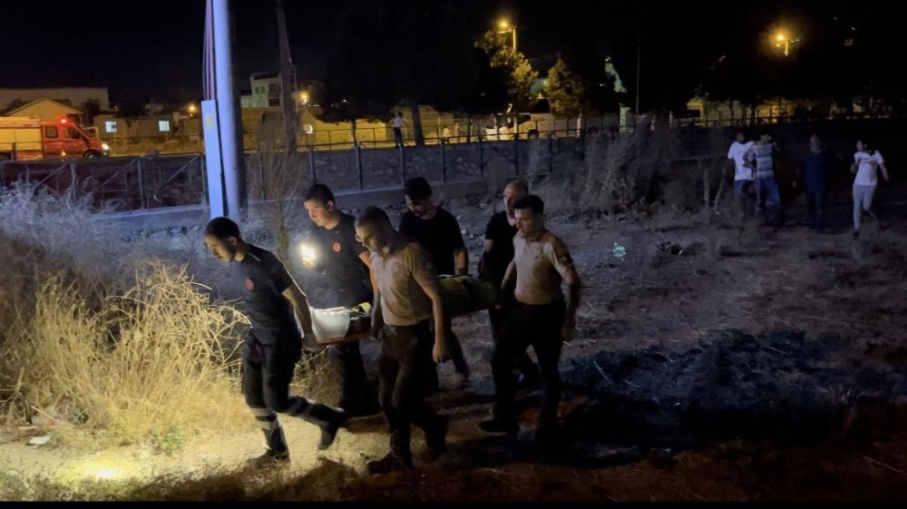 Kediyi kurtaracaktı, kendi de mahsur kaldı