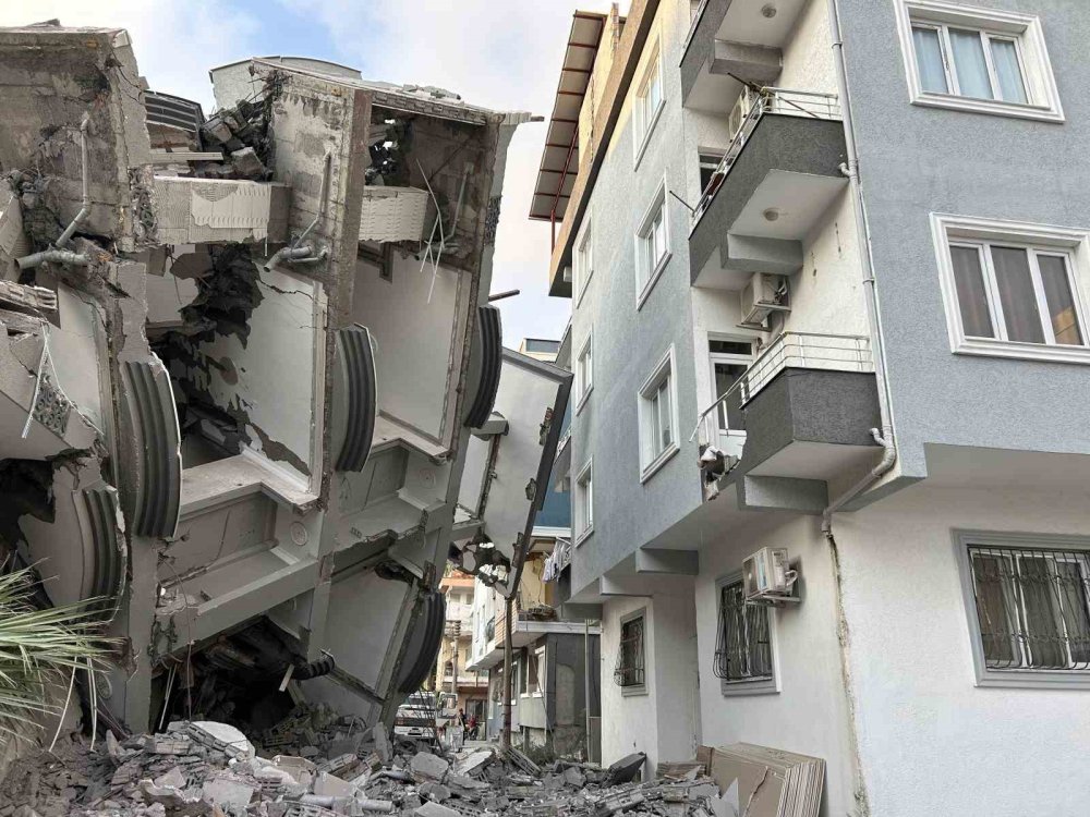 Kontrollü yıkım kontrolden çıktı: O anlar kamerada