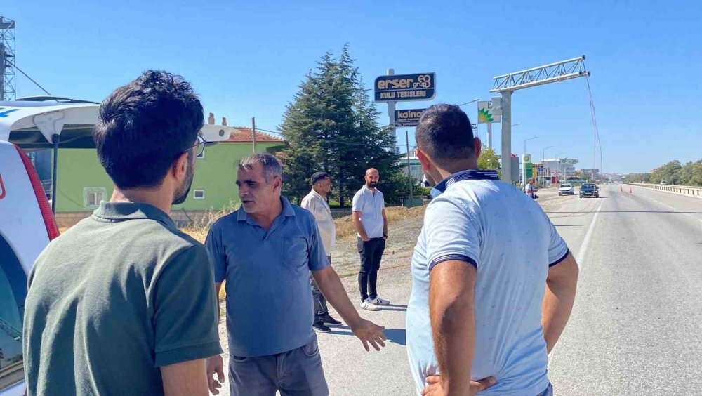 Damperi açık tır PTS direğini yıktı