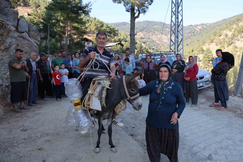 21 Yıllık Susuzluk: Vatandaşlar Eşeklerle Su Taşıyor