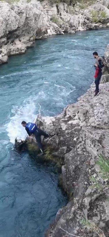 23 yaşındaki Ahmet Yıldız girdiği ırmakta akıntıya kapılarak kayboldu