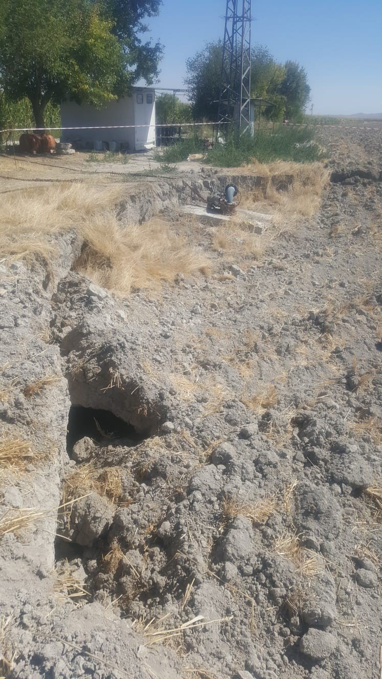 Tarla çökünce su kuyusunun pompasını ağaca bağladılar