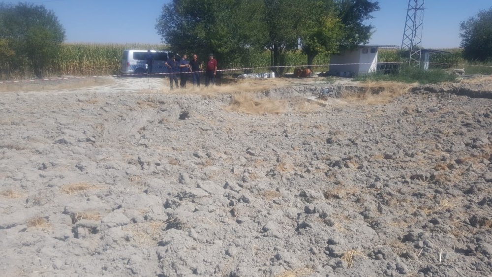 Tarla çökünce su kuyusunun pompasını ağaca bağladılar