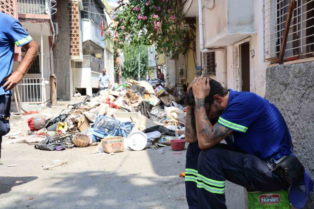 Belediye işçisi temizlemek için girdiği çöp evde fenalaştı