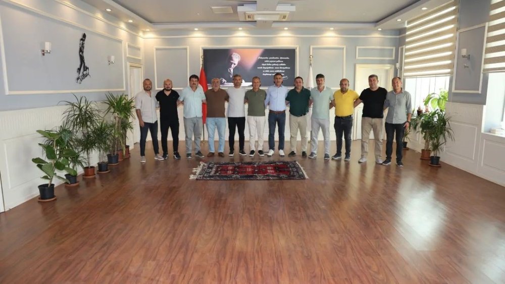 Makam koltuğu ve masası haczedilen başkan ayakta kaldı