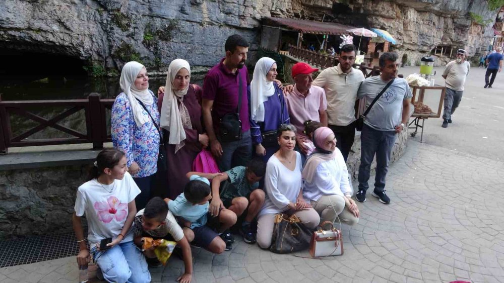 Çal Mağarası'na Körfez Ülkelerinden Yoğun İlgi: Mağarada Üşüdüler
