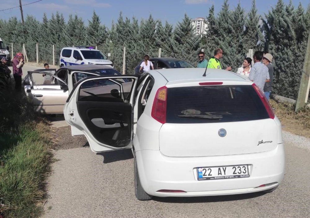 Ereğli'de kafa kafaya çarpışan otomobillerdeki 5 kişi yaralandı