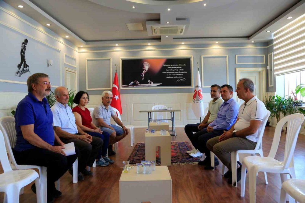 Masa ve sandalyesi haczedilen başkan: Makam odasında doğmadık