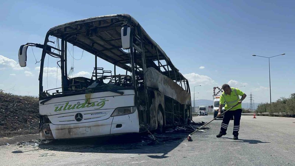 41 yolcu son anda kurtuldu, otobüs küle döndü, alevler tarlaya sıçradı