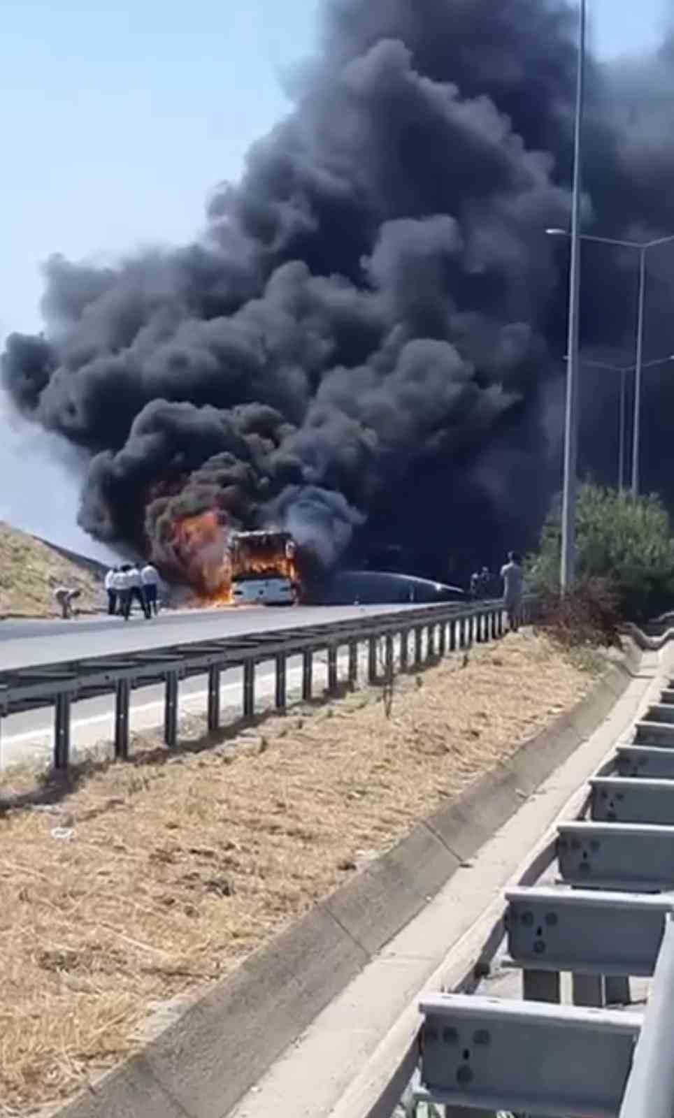 41 yolcu son anda kurtuldu, otobüs küle döndü, alevler tarlaya sıçradı