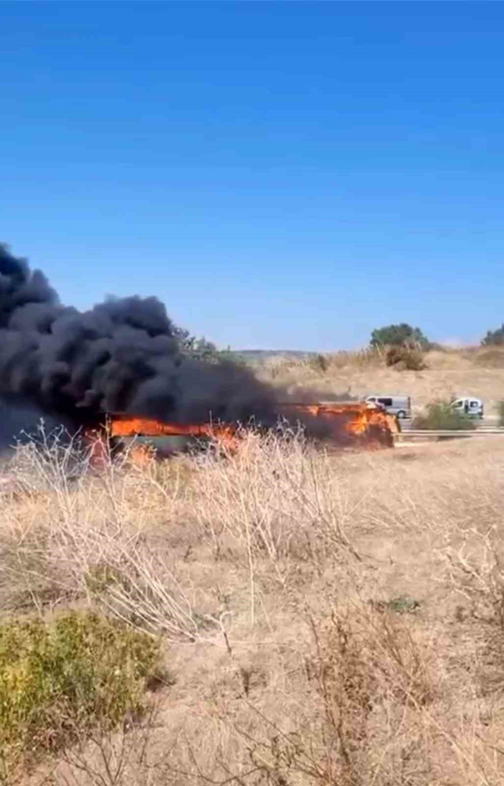 41 yolcu son anda kurtuldu, otobüs küle döndü, alevler tarlaya sıçradı