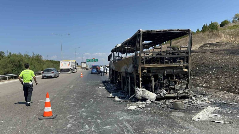 41 yolcu son anda kurtuldu, otobüs küle döndü, alevler tarlaya sıçradı