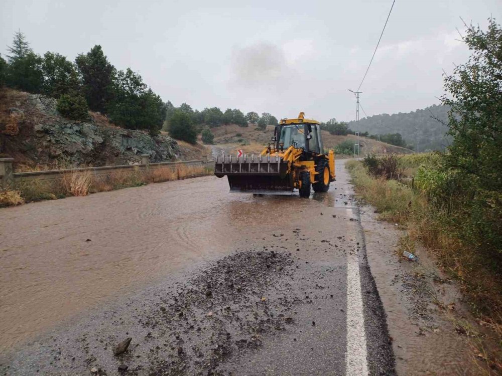 Beyşehir’de sağanak sele neden oldu, karayolu ulaşıma kapandı