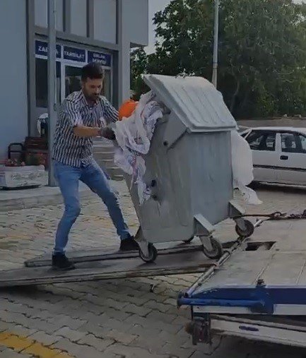 Çöp Protestosu: Vatandaş Çöp Konteynırını Çekiciyle Belediyeye Getirdi