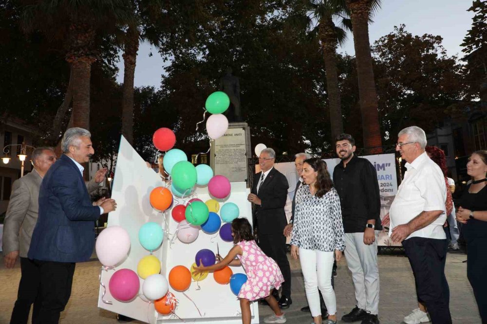 Kitap fuarında elinde cep telefonlu çocuklar