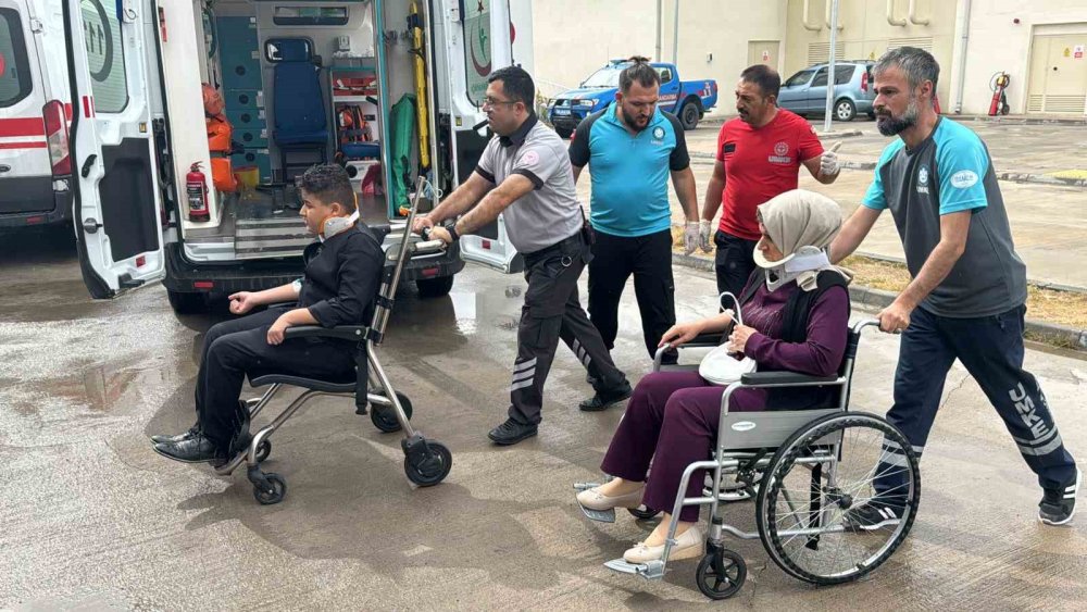 Ambulansların biri gitti biri geldi: Düğüne gidiyorduk midibüs takla attı