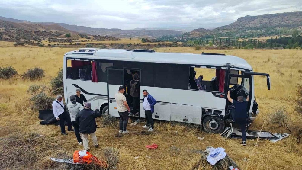 Ambulansların biri gitti biri geldi: Düğüne gidiyorduk midibüs takla attı