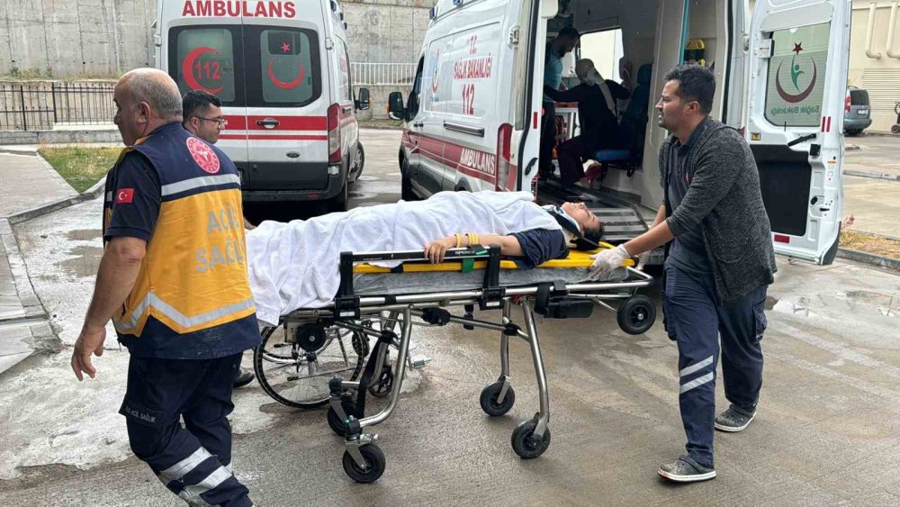 Ambulansların biri gitti biri geldi: Düğüne gidiyorduk midibüs takla attı