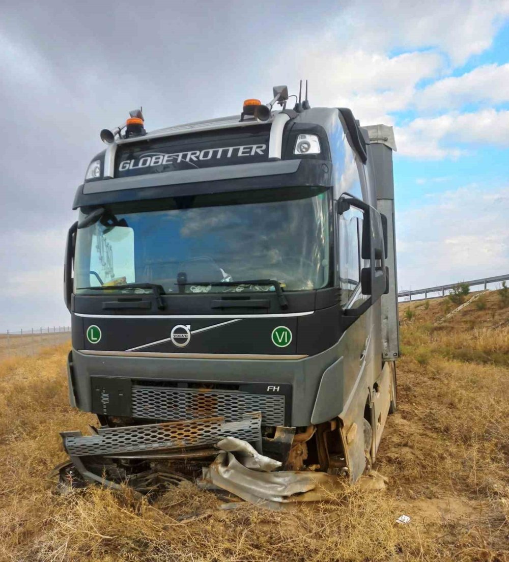 Bu tır buraya nasıl girdi? Maraş'a gidiyordu Konya'da tarlaya saplandı