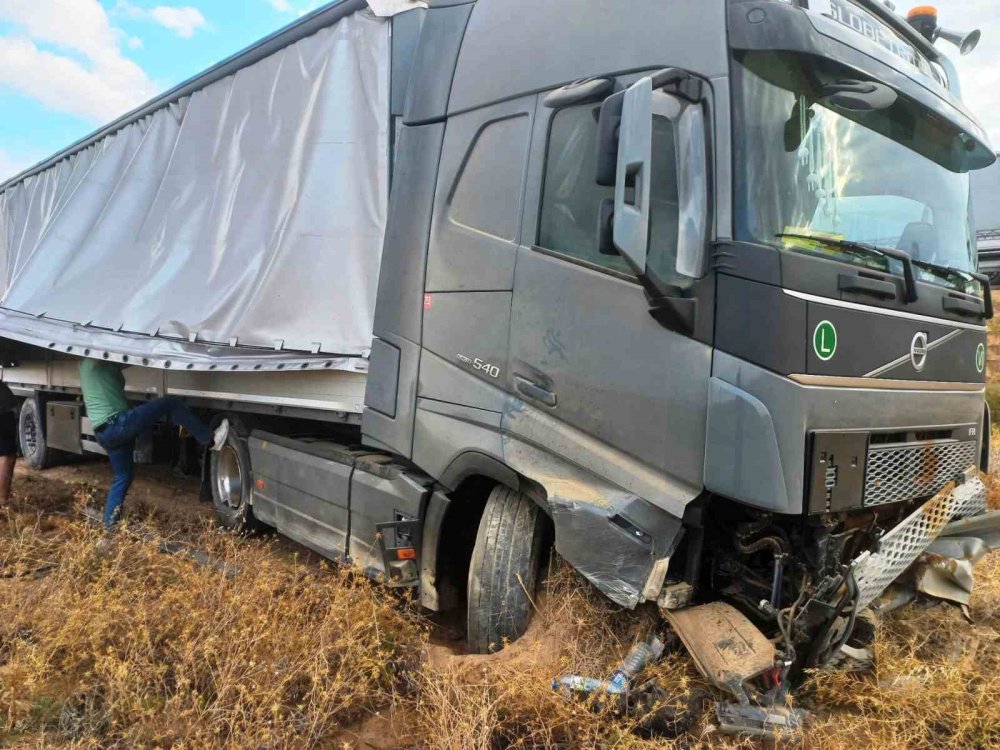 Bu tır buraya nasıl girdi? Maraş'a gidiyordu Konya'da tarlaya saplandı