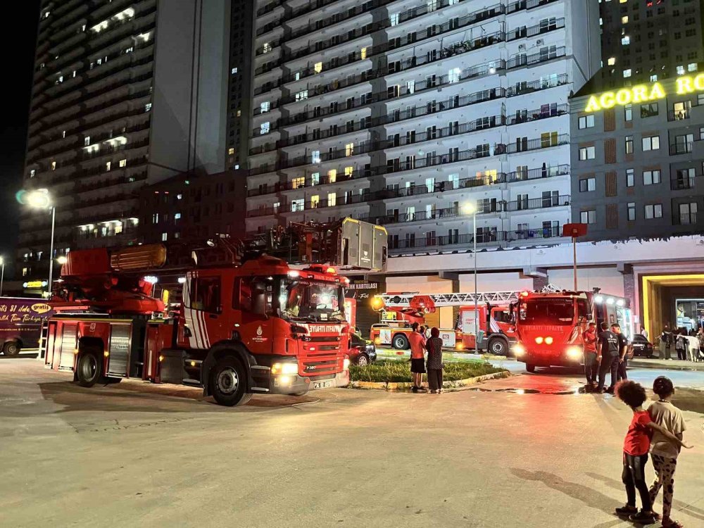 Esenyurt Agora'da yangın!