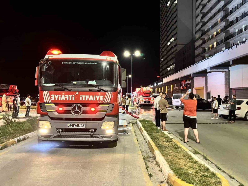 Esenyurt Agora'da yangın!