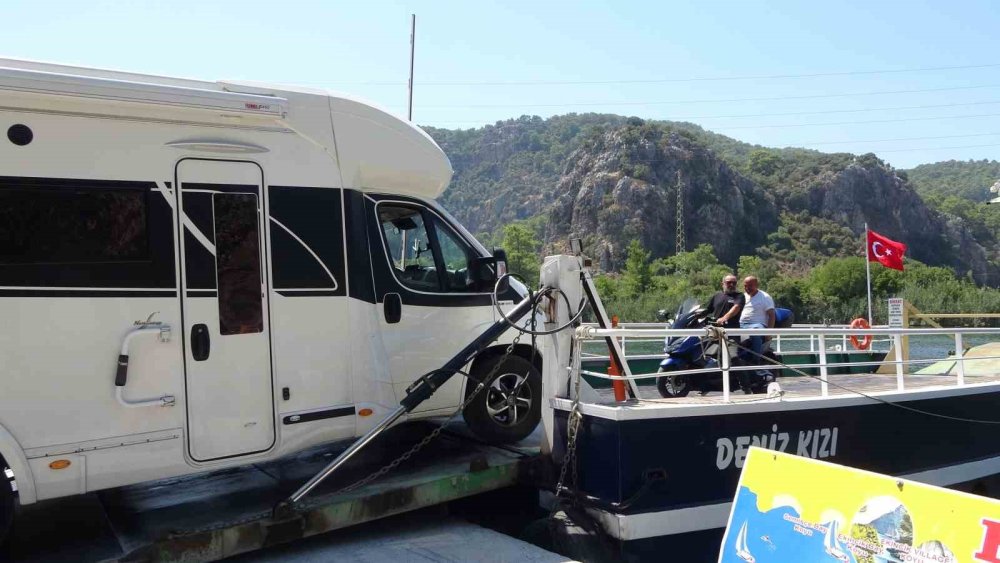 Dalyan’da Feribot Yolculuğu: 1 Saatlik Mesafe 5 Dakikaya Düşüyor