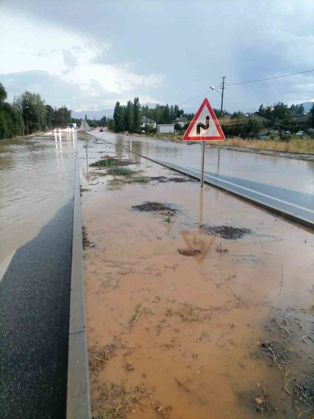 Beyşehir sağanak yağışa teslim oldu: Elektrikler gitti, trafik durdu