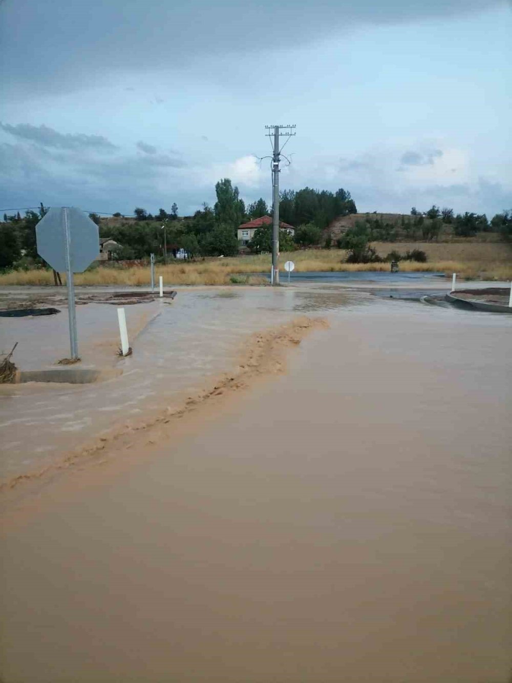 Beyşehir sağanak yağışa teslim oldu: Elektrikler gitti, trafik durdu
