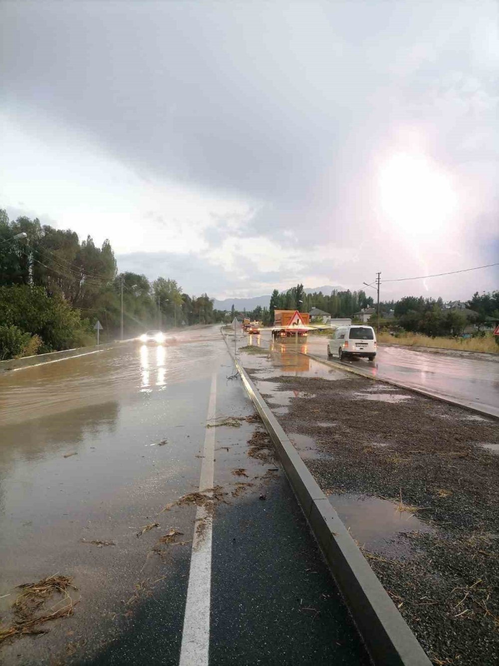 Beyşehir sağanak yağışa teslim oldu: Elektrikler gitti, trafik durdu