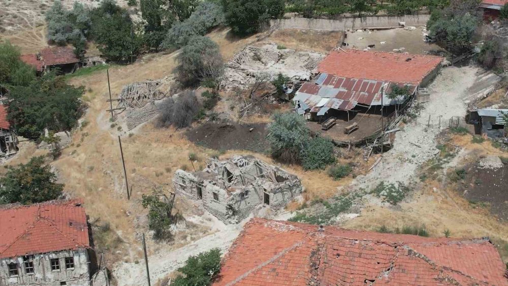 Cinli köy korkutmaya devam ediyor: Video çekmek için gittiler, ceset buldular