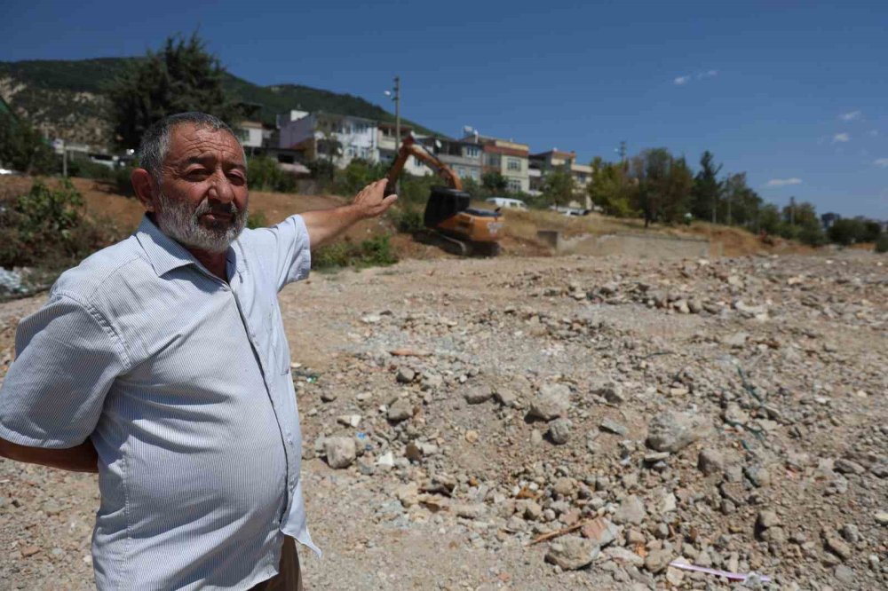 Depremde ağır hasar alan 13 bloklu sitenin 5 bloğunda yerinde dönüşüm başladı