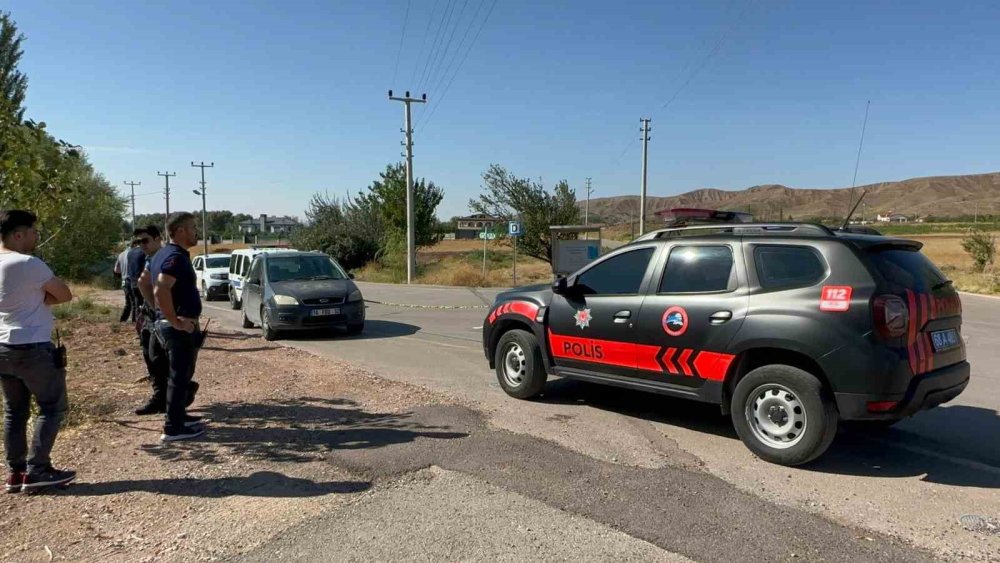 Otomobilin önünü kesip sürücüye ateş açtılar