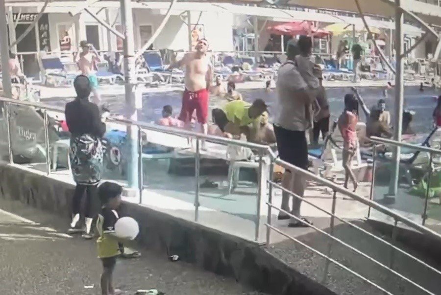 Havuz kenarında otururken kafasına düşen baca kapağıyla ağır yaralandı