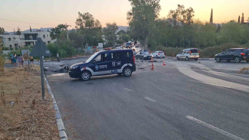 Ana isale hattı patladı: Yolda dev çukur oluştu