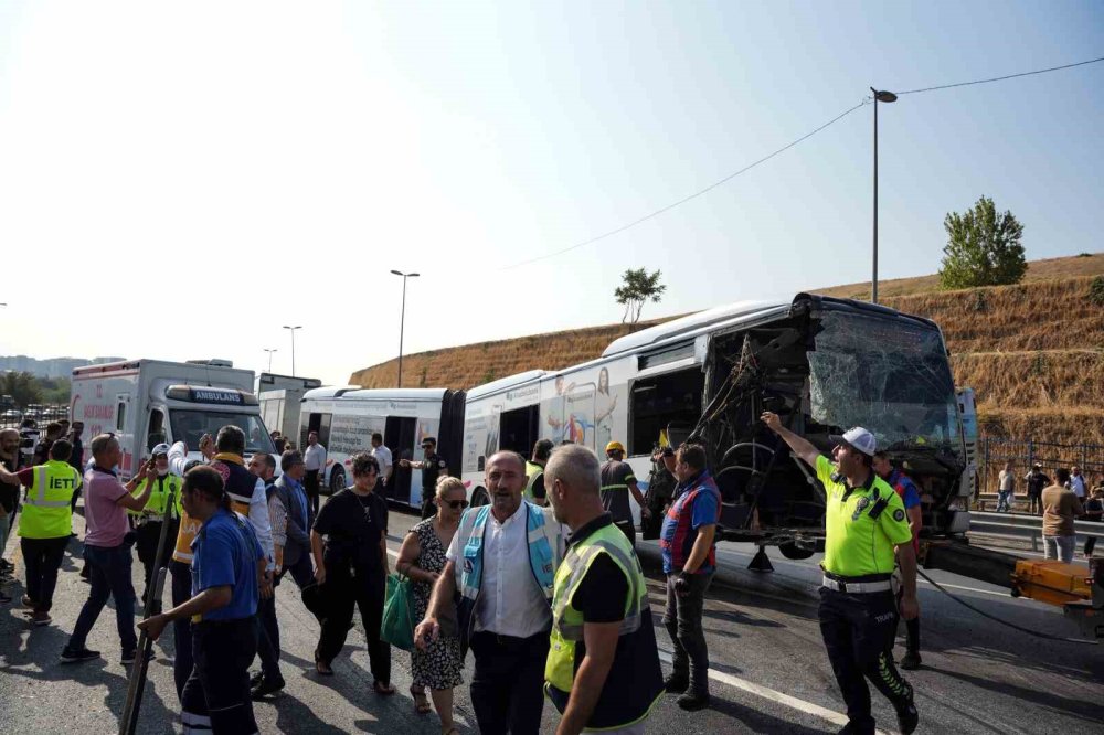 Metrobüsler çarpıştı, ortalık savaş alanına döndü