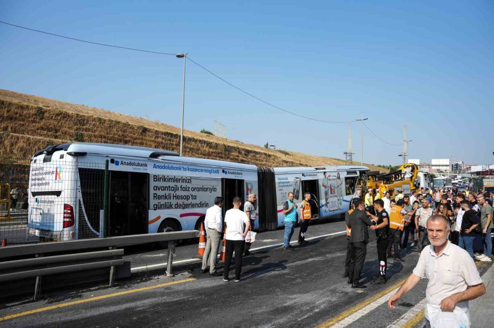 Metrobüsler çarpıştı, ortalık savaş alanına döndü