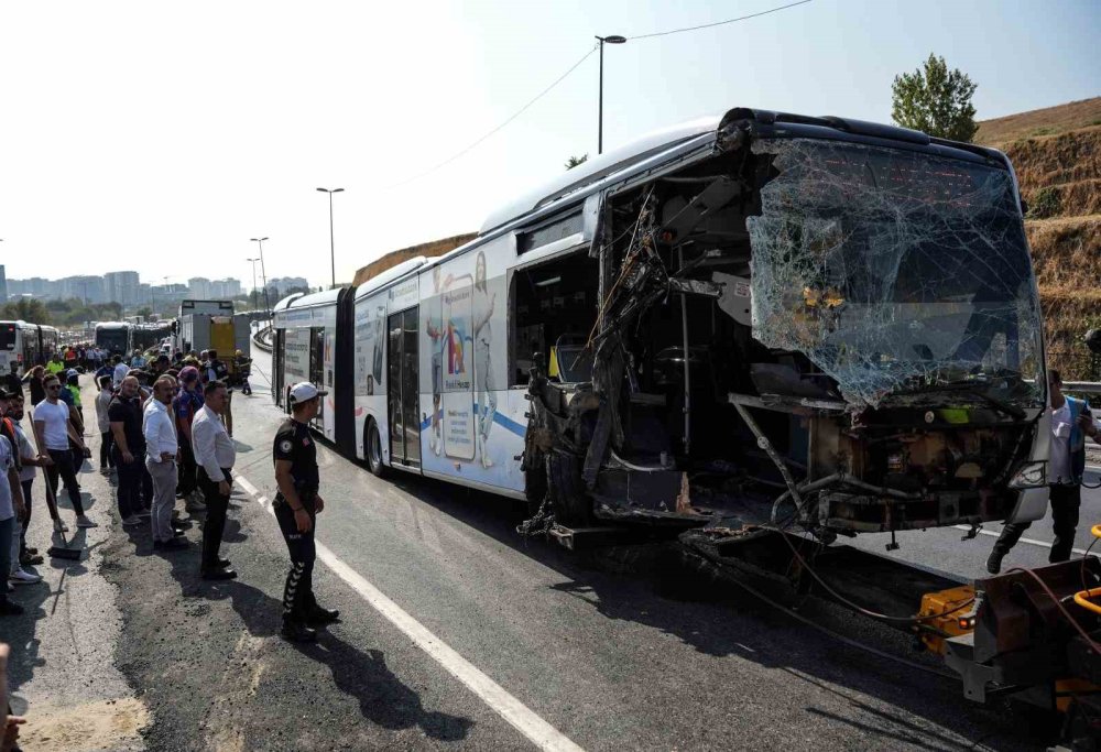 Metrobüsler çarpıştı, ortalık savaş alanına döndü