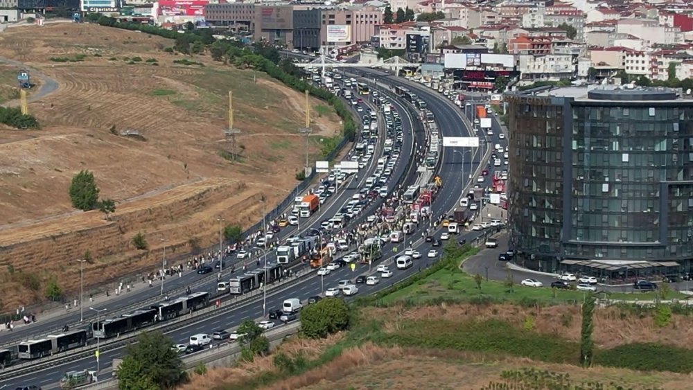 Metrobüsler çarpıştı, ortalık savaş alanına döndü