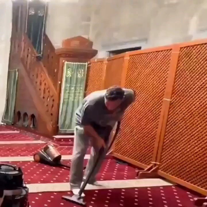 Mesut Özil Üsküdar'da Şemsi Paşa Camii'nde Temizlik Yaptı