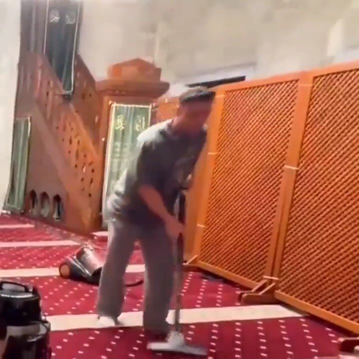 Mesut Özil Üsküdar'da Şemsi Paşa Camii'nde Temizlik Yaptı