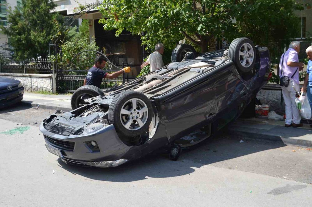 Önce yayaya, sonra iki araca çarpan otomobil takla attı: 2 yaralı